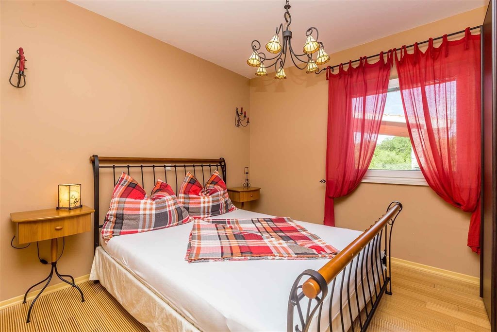 na-prodej-dum-s-bazenem-v-klidne-oblasti-krk-chorvatsko