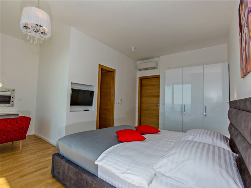 moderni-luxusni-vila-s-vyhledem-na-more-veliko-brdo-chorvatsko