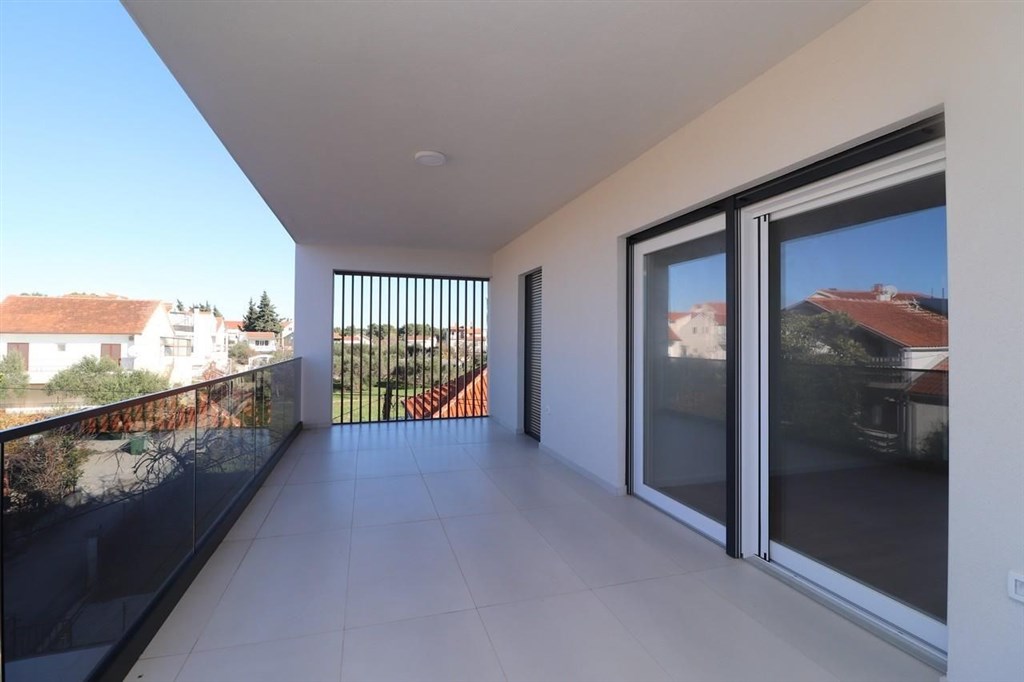 novy-apartman-s-terasou-ve-2-rade-u-more-srima-chorvatsko