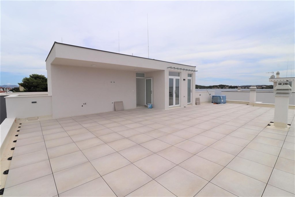 novy-apartman-s-terasou-ve-2-rade-u-more-srima-chorvatsko