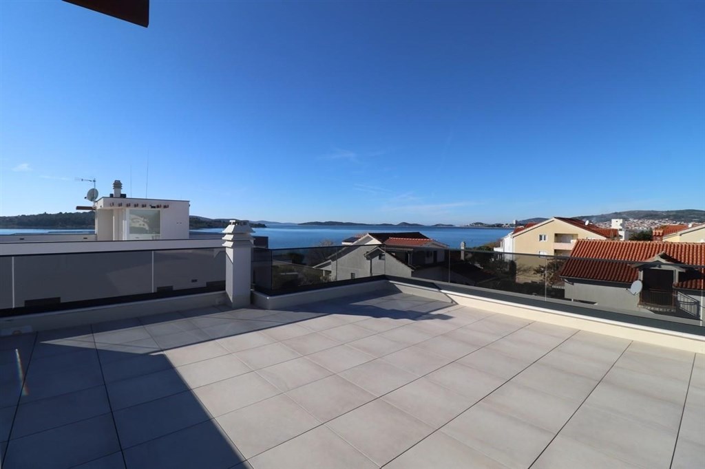 novy-apartman-s-terasou-ve-2-rade-u-more-srima-chorvatsko