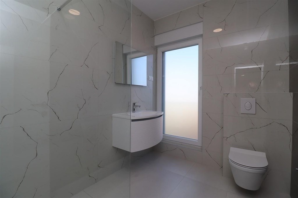 novy-apartman-s-terasou-ve-2-rade-u-more-srima-chorvatsko