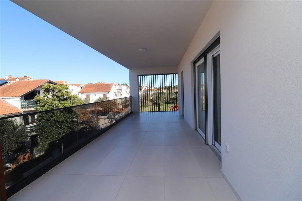 novy-apartman-s-terasou-ve-2-rade-u-more-srima-chorvatsko