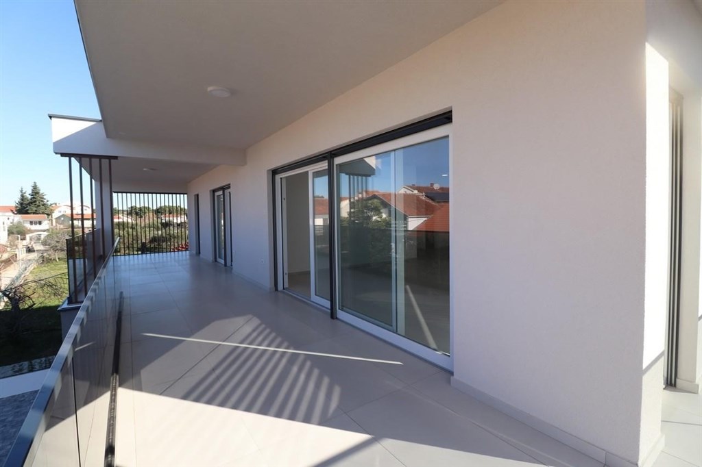 novy-apartman-s-terasou-ve-2-rade-u-more-srima-chorvatsko