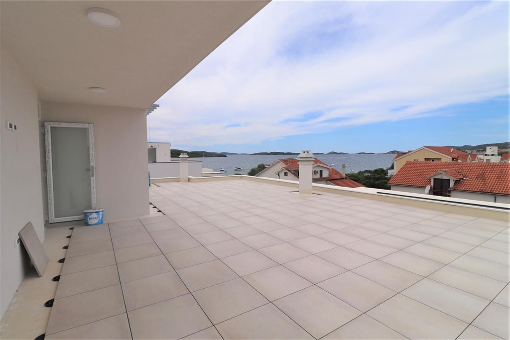 novy-apartman-s-terasou-ve-2-rade-u-more-srima-chorvatsko