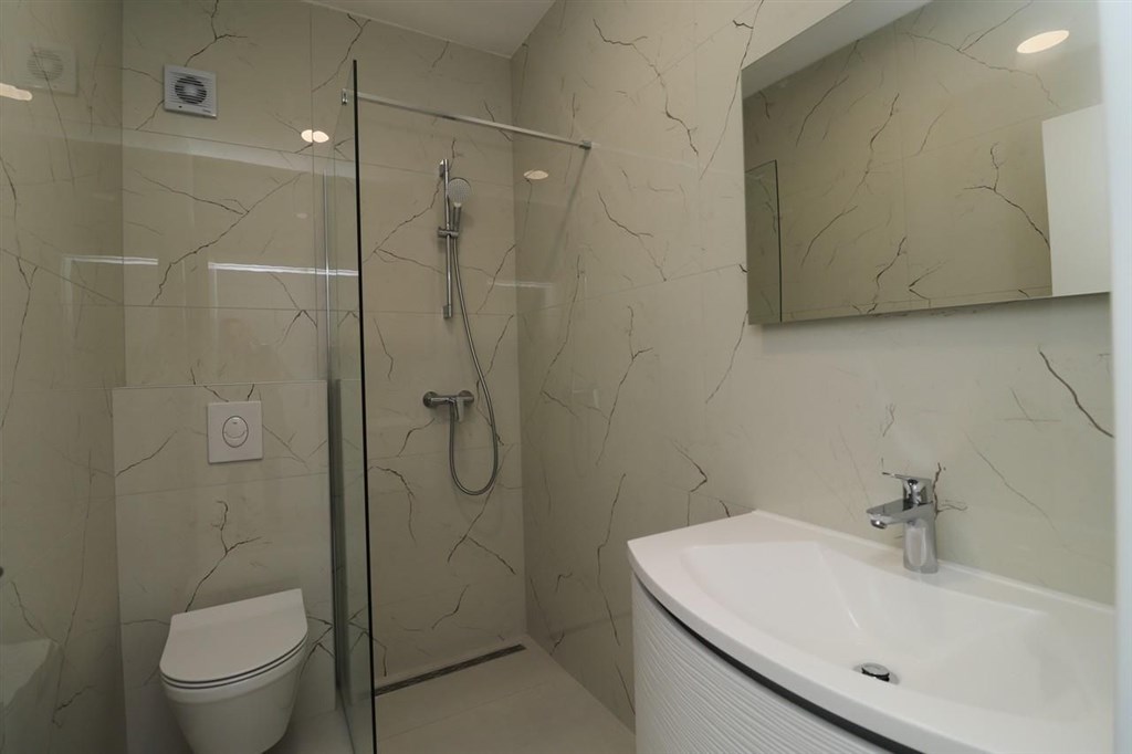 novy-apartman-s-terasou-ve-2-rade-u-more-srima-chorvatsko