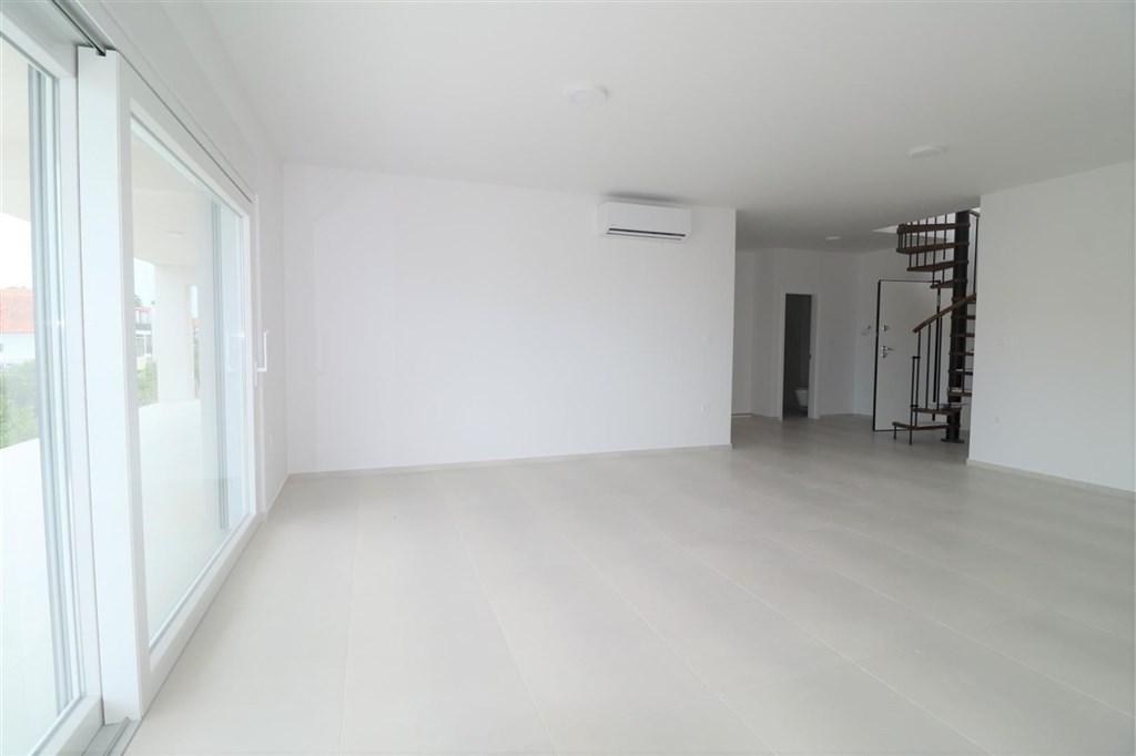 novy-apartman-s-terasou-ve-2-rade-u-more-srima-chorvatsko