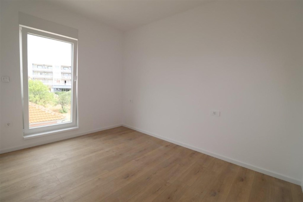 novy-apartman-s-terasou-ve-2-rade-u-more-srima-chorvatsko