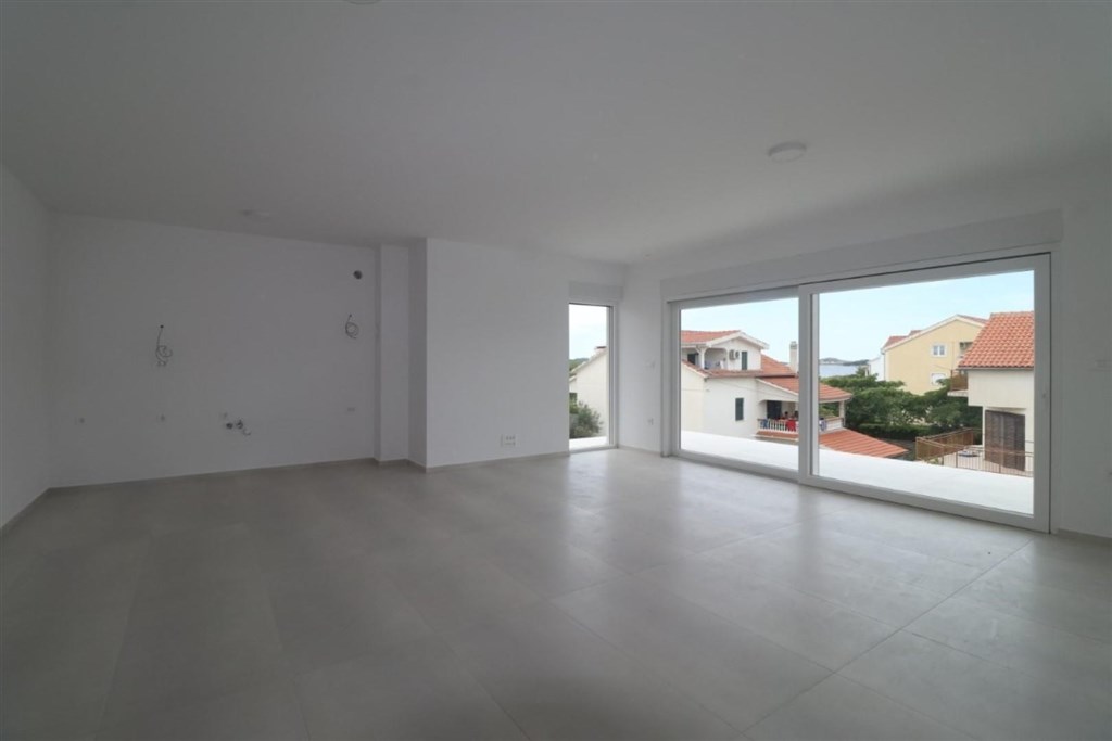 novy-apartman-s-terasou-ve-2-rade-u-more-srima-chorvatsko