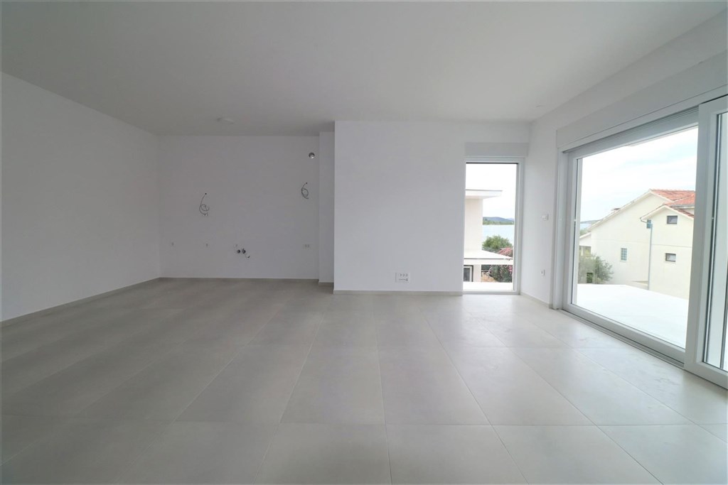 novy-apartman-s-terasou-ve-2-rade-u-more-srima-chorvatsko