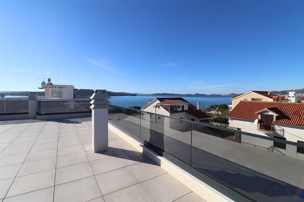 novy-apartman-s-terasou-ve-2-rade-u-more-srima-chorvatsko