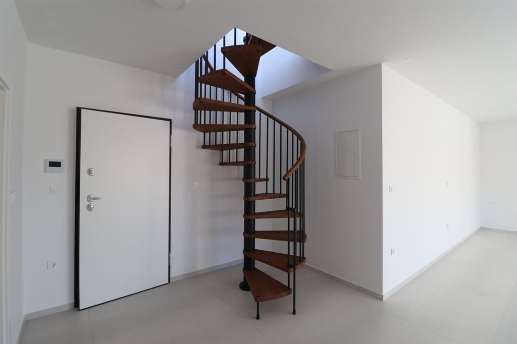 novy-apartman-s-terasou-ve-2-rade-u-more-srima-chorvatsko