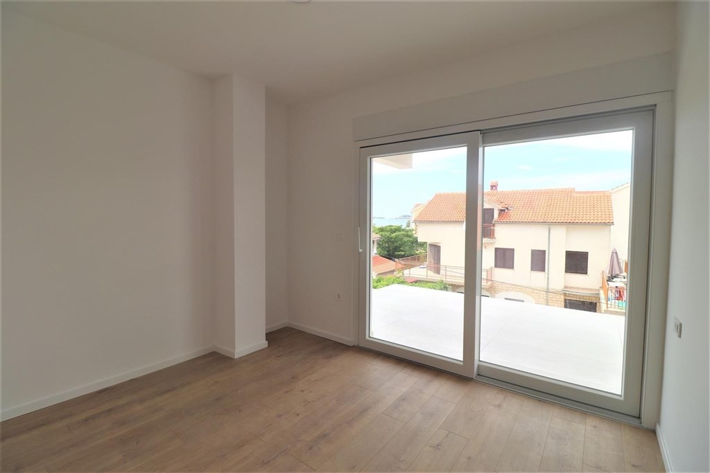 novy-apartman-s-terasou-ve-2-rade-u-more-srima-chorvatsko