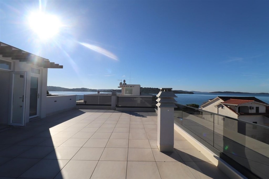 novy-apartman-s-terasou-ve-2-rade-u-more-srima-chorvatsko