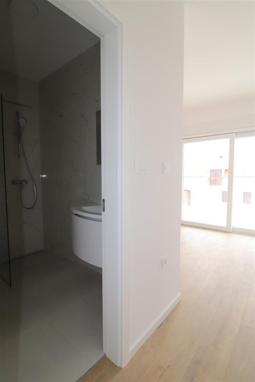novy-apartman-s-terasou-ve-2-rade-u-more-srima-chorvatsko