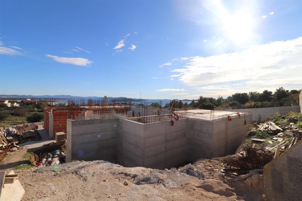 na-prodej-moderni-vila-s-infinity-bazenem-vodice-chorvatsko