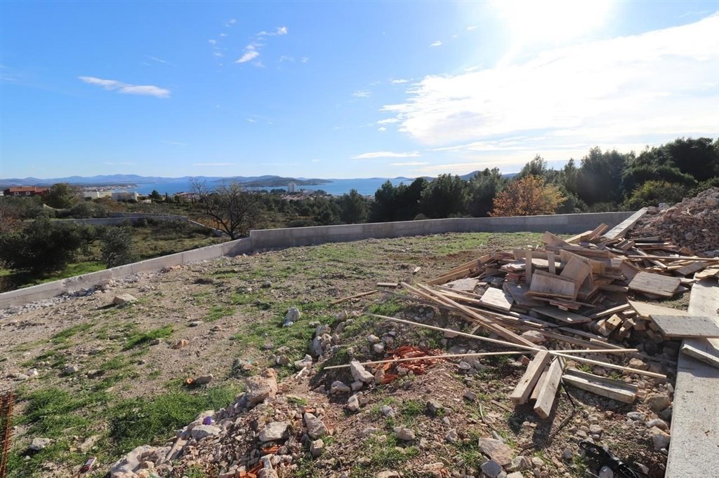 na-prodej-moderni-vila-s-infinity-bazenem-vodice-chorvatsko
