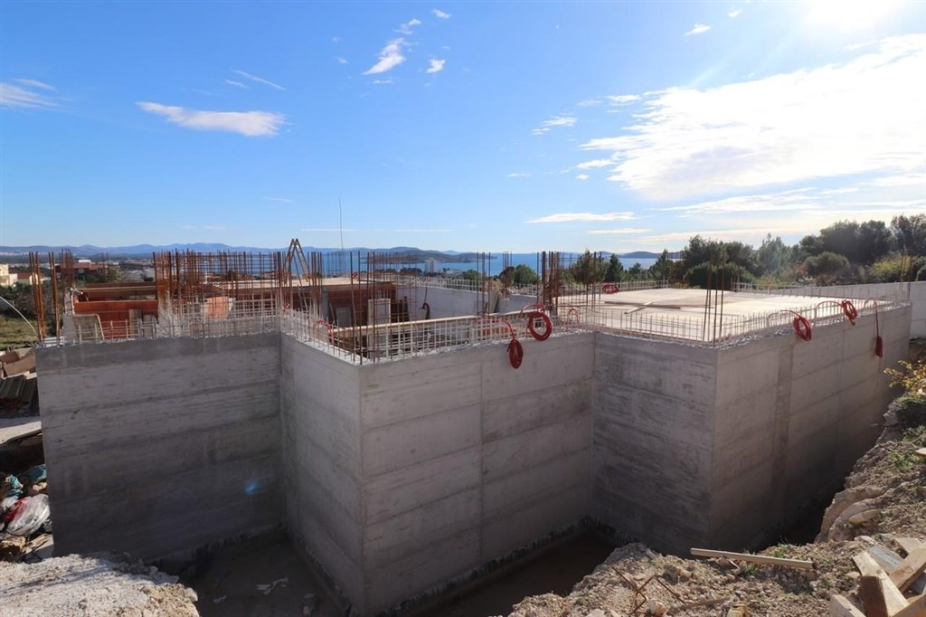 na-prodej-moderni-vila-s-infinity-bazenem-vodice-chorvatsko