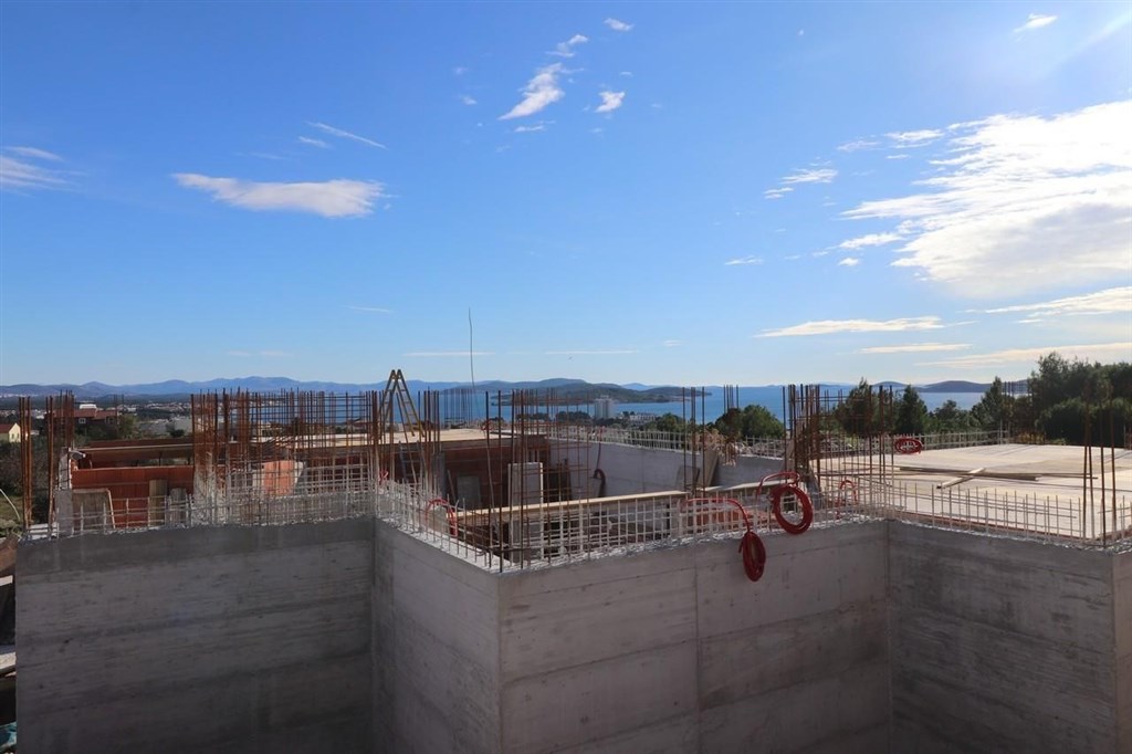 na-prodej-moderni-vila-s-infinity-bazenem-vodice-chorvatsko