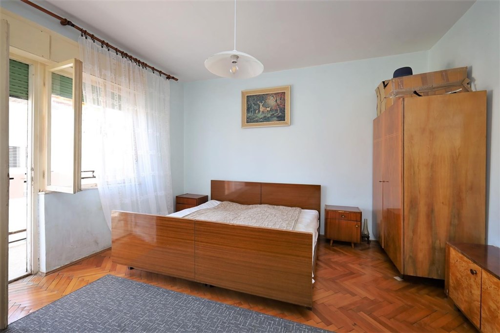 na-prodej-rodinny-dum-v-centru-mesta-blizko-more-tribunj-chorvatsko