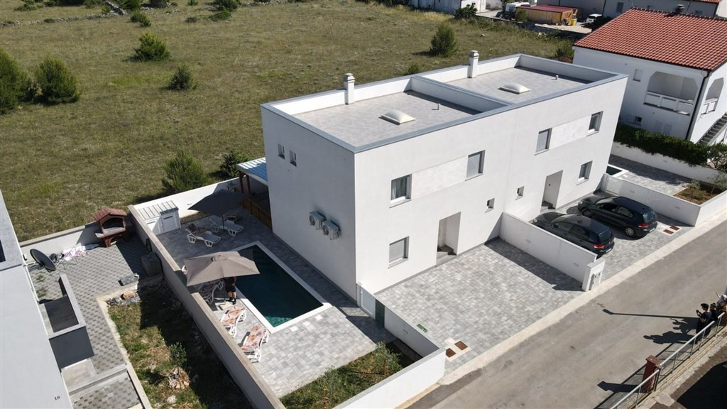 nova-radova-vila-s-bazenem-a-blizko-more-vir-chorvatsko