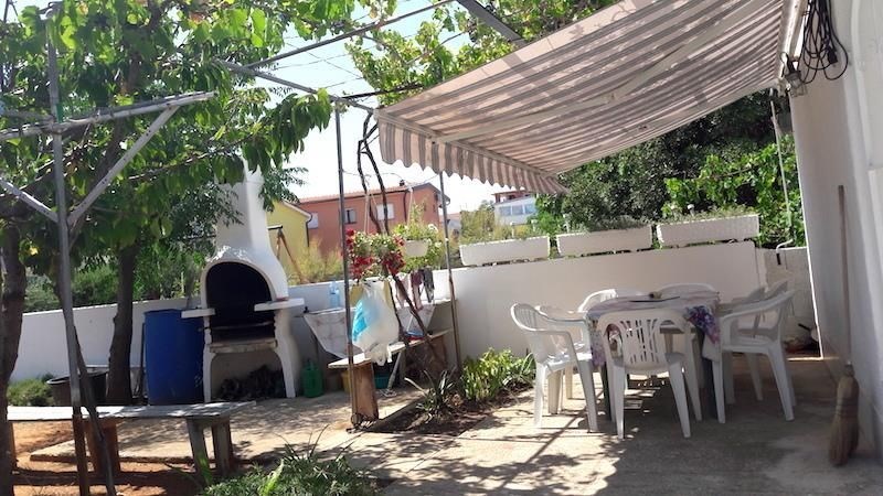 apartmanovy-dum-s-vyhledem-na-more-pouhych-150-metru-od-more-a-plaze-ostrov-vir-chorvatsko