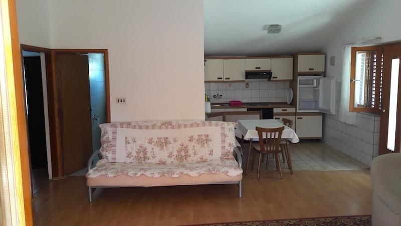 apartmanovy-dum-s-vyhledem-na-more-pouhych-150-metru-od-more-a-plaze-ostrov-vir-chorvatsko