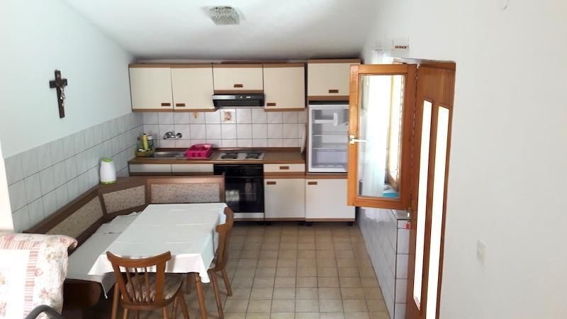 apartmanovy-dum-s-vyhledem-na-more-pouhych-150-metru-od-more-a-plaze-ostrov-vir-chorvatsko