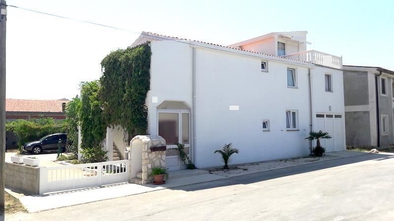 apartmanovy-dum-s-vyhledem-na-more-pouhych-150-metru-od-more-a-plaze-ostrov-vir-chorvatsko