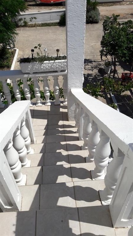 apartmanovy-dum-s-vyhledem-na-more-pouhych-150-metru-od-more-a-plaze-ostrov-vir-chorvatsko