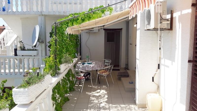 apartmanovy-dum-s-vyhledem-na-more-pouhych-150-metru-od-more-a-plaze-ostrov-vir-chorvatsko