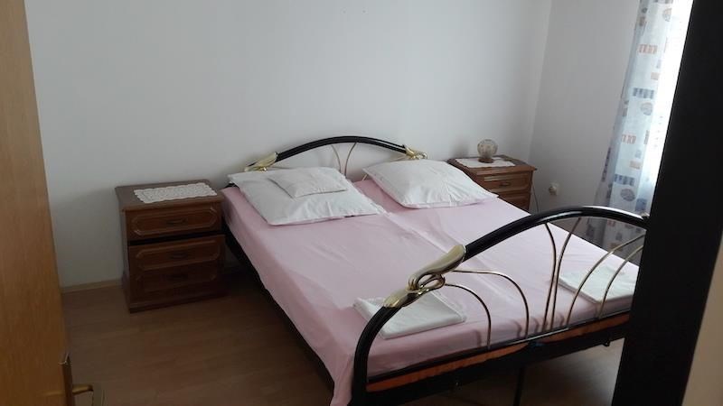 apartmanovy-dum-s-vyhledem-na-more-pouhych-150-metru-od-more-a-plaze-ostrov-vir-chorvatsko