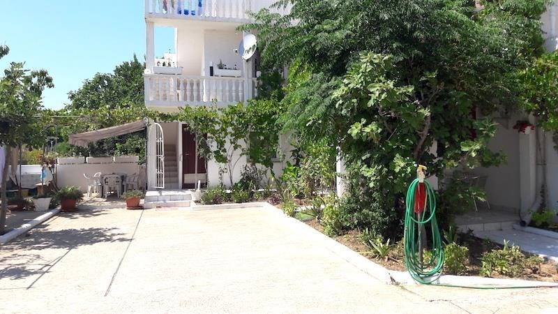 apartmanovy-dum-s-vyhledem-na-more-pouhych-150-metru-od-more-a-plaze-ostrov-vir-chorvatsko