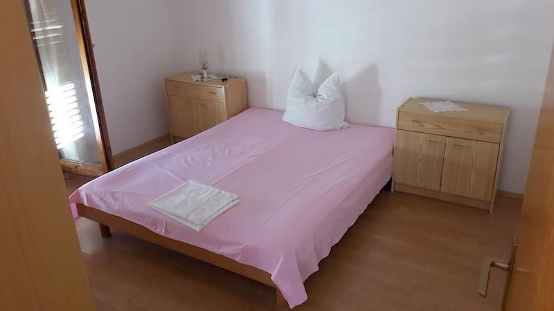 apartmanovy-dum-s-vyhledem-na-more-pouhych-150-metru-od-more-a-plaze-ostrov-vir-chorvatsko