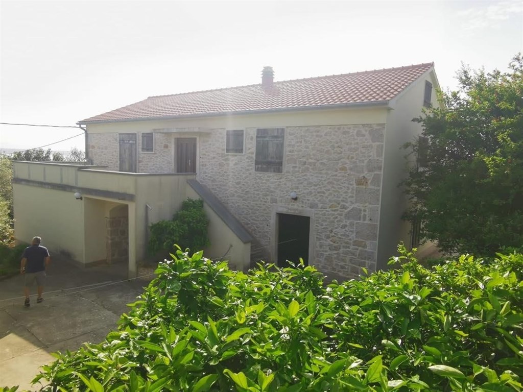 apartmanovy-dum-se-zahradou-a-nedaleko-more-ugljan-chorvatsko