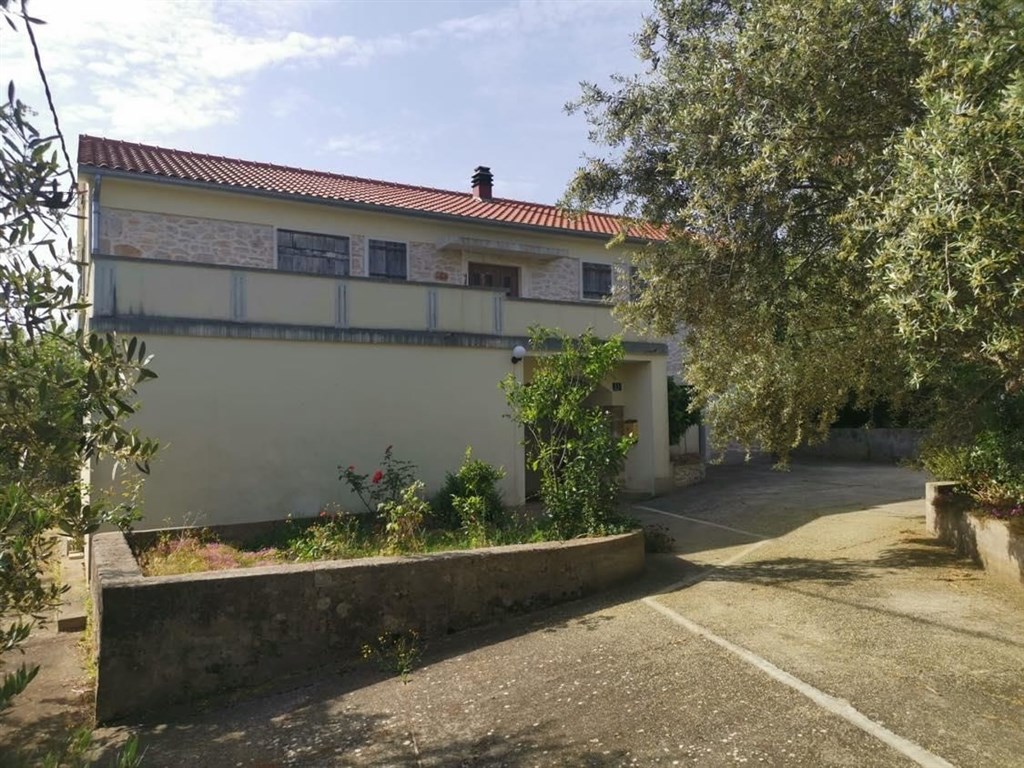 apartmanovy-dum-se-zahradou-a-nedaleko-more-ugljan-chorvatsko