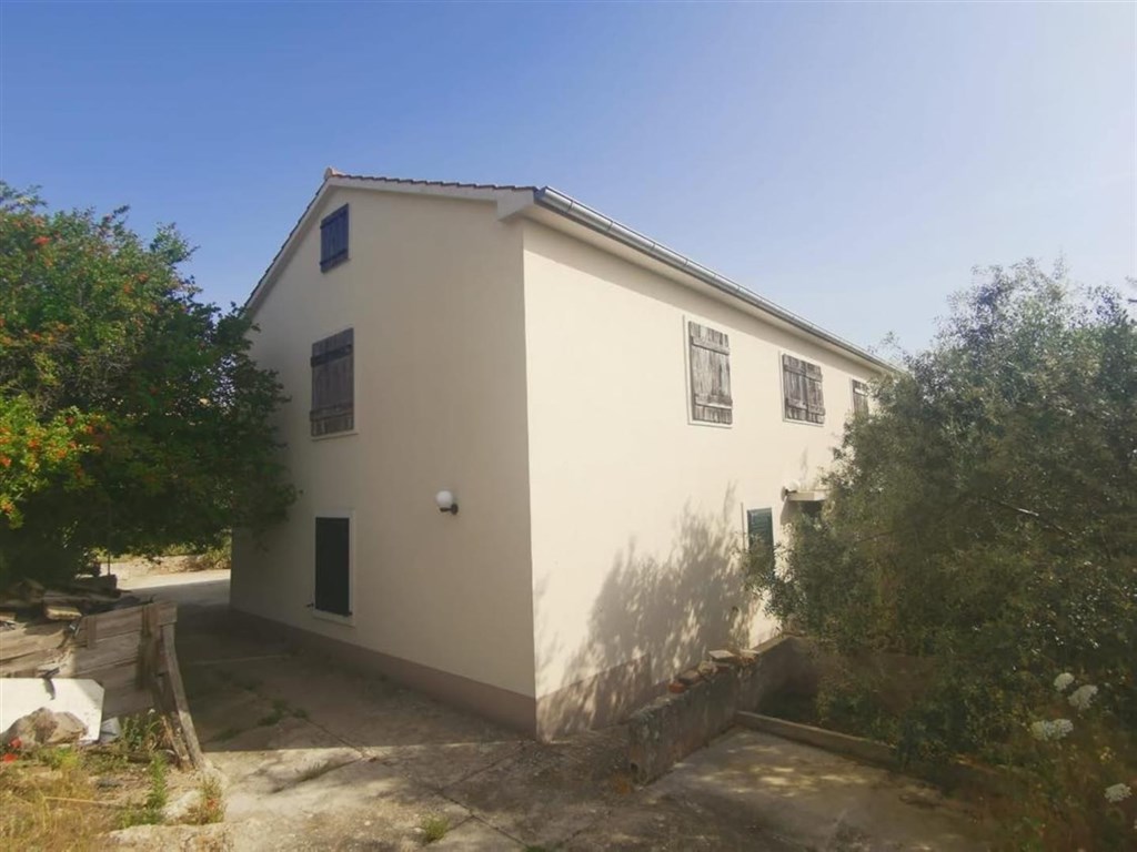 apartmanovy-dum-se-zahradou-a-nedaleko-more-ugljan-chorvatsko