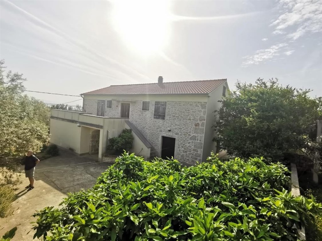 apartmanovy-dum-se-zahradou-a-nedaleko-more-ugljan-chorvatsko