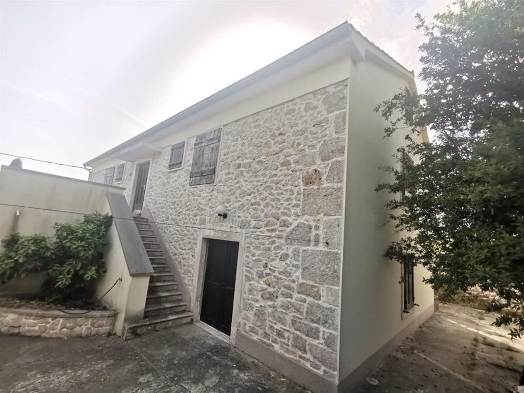 apartmanovy-dum-se-zahradou-a-nedaleko-more-ugljan-chorvatsko