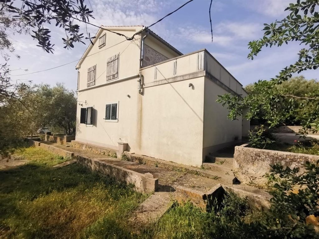 apartmanovy-dum-se-zahradou-a-nedaleko-more-ugljan-chorvatsko