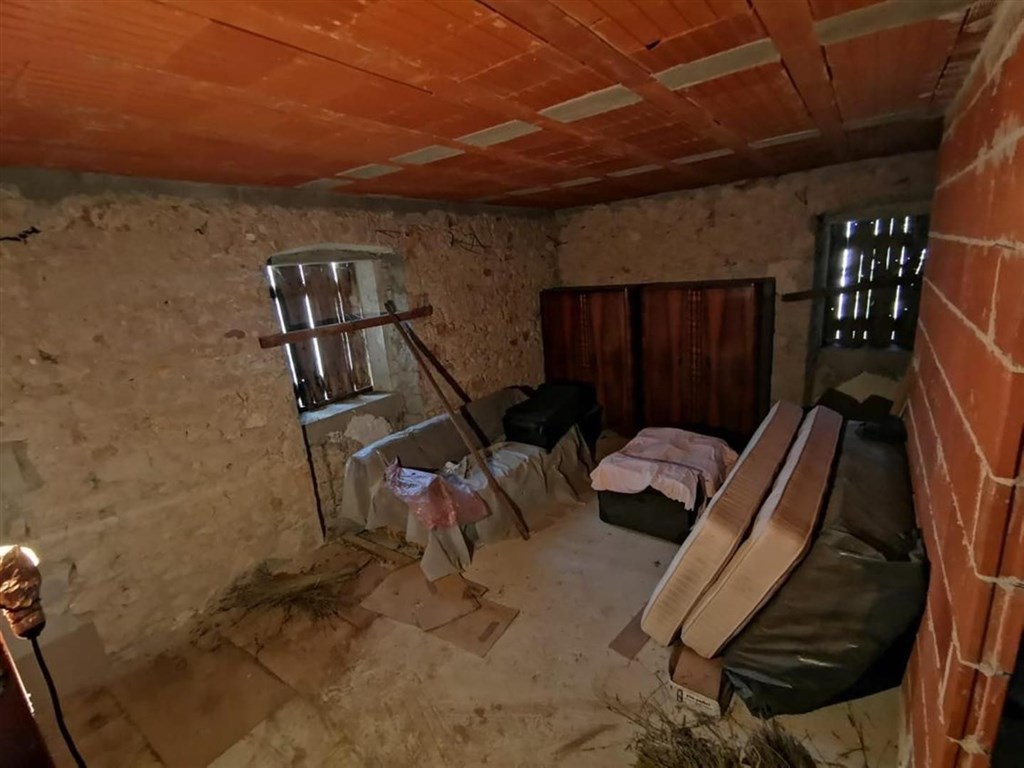 apartmanovy-dum-se-zahradou-a-nedaleko-more-ugljan-chorvatsko