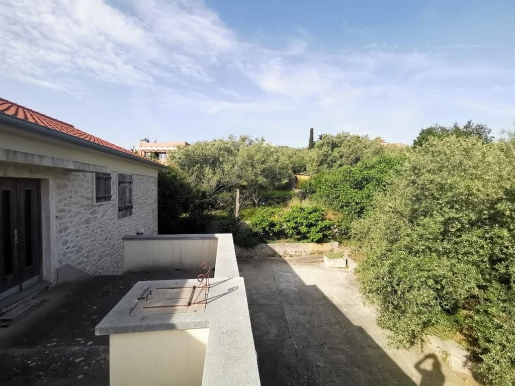 apartmanovy-dum-se-zahradou-a-nedaleko-more-ugljan-chorvatsko