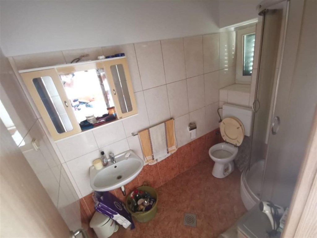 apartmanovy-dum-se-zahradou-a-nedaleko-more-ugljan-chorvatsko