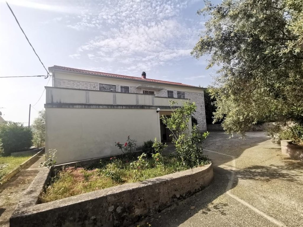 apartmanovy-dum-se-zahradou-a-nedaleko-more-ugljan-chorvatsko