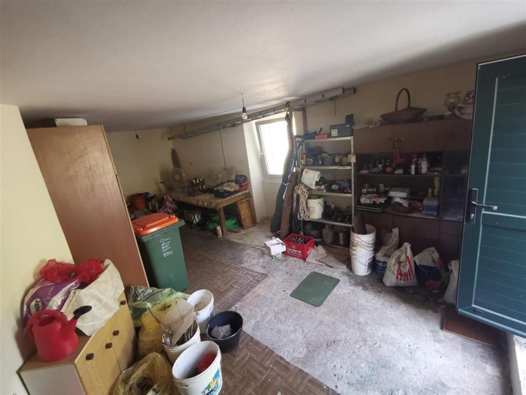 apartmanovy-dum-se-zahradou-a-nedaleko-more-ugljan-chorvatsko