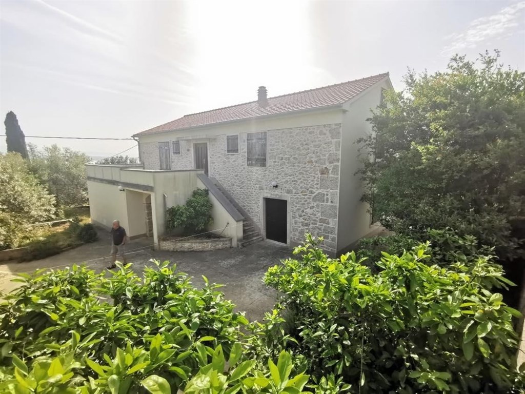 apartmanovy-dum-se-zahradou-a-nedaleko-more-ugljan-chorvatsko