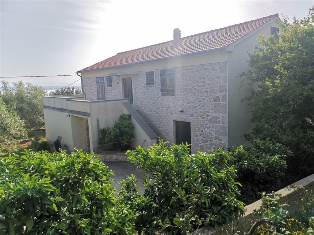 apartmanovy-dum-se-zahradou-a-nedaleko-more-ugljan-chorvatsko