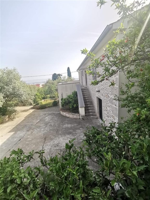 apartmanovy-dum-se-zahradou-a-nedaleko-more-ugljan-chorvatsko