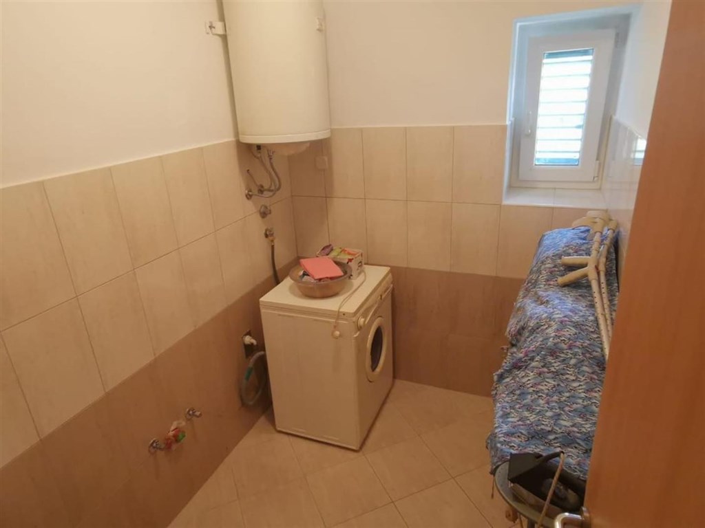 apartmanovy-dum-se-zahradou-a-nedaleko-more-ugljan-chorvatsko