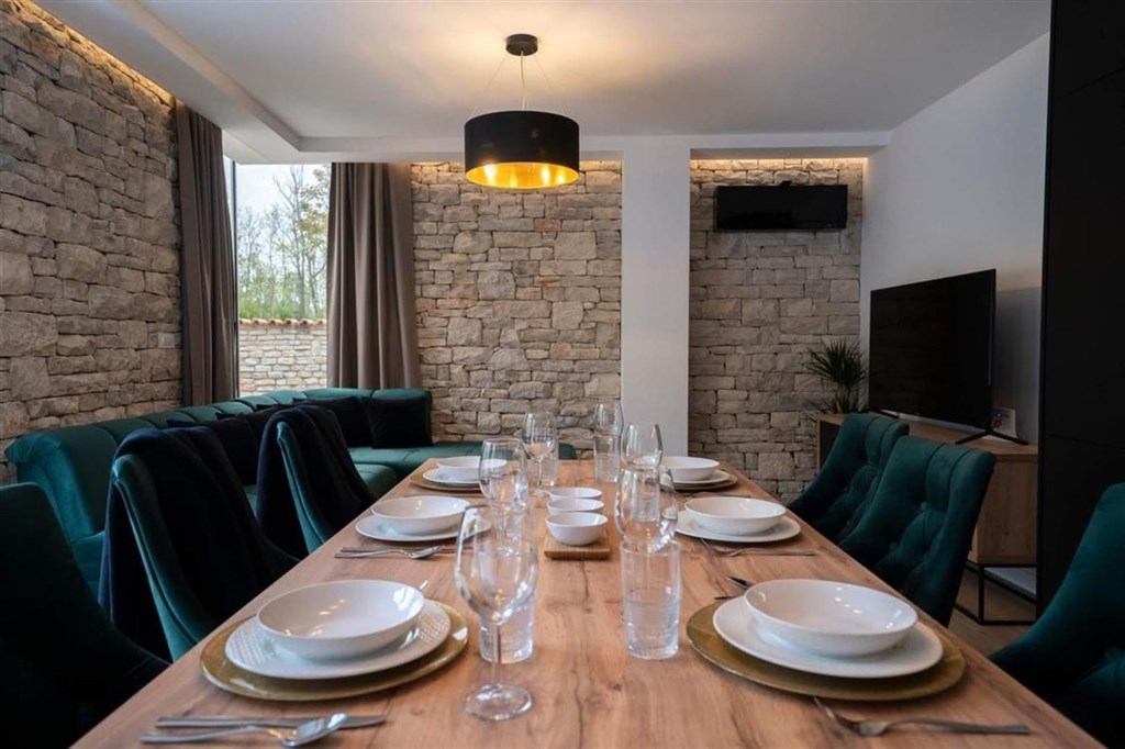 stylovy-kamenny-dum-s-bazenem-nedaleko-more-privlaka-chorvatsko